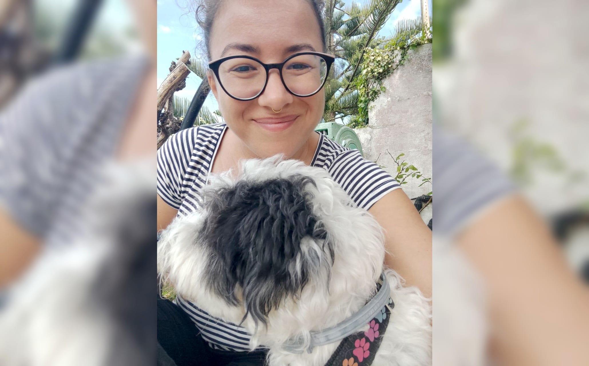 Bárbara Román con su mascota. Foto: Cedida