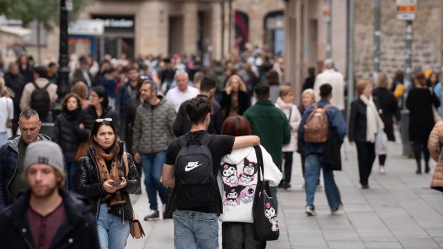 Personas caminando en Barcelona. Imagen de archivo.