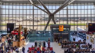Reabre una terminal del aeropuerto de Heathrow tras ser evacuada por haber detectado posibles "materiales peligrosos"