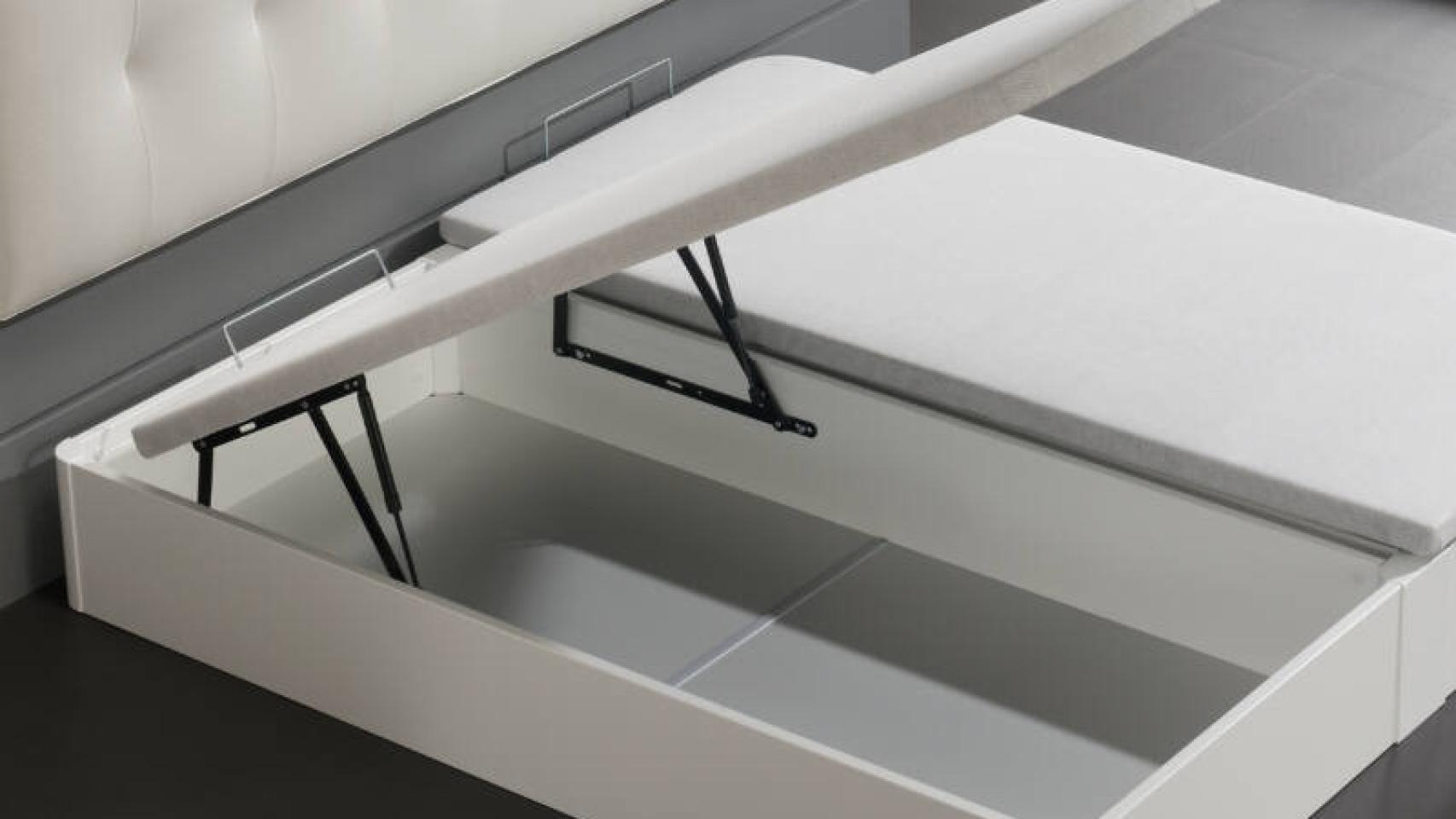 Piezas de Argomaniz en una cama.