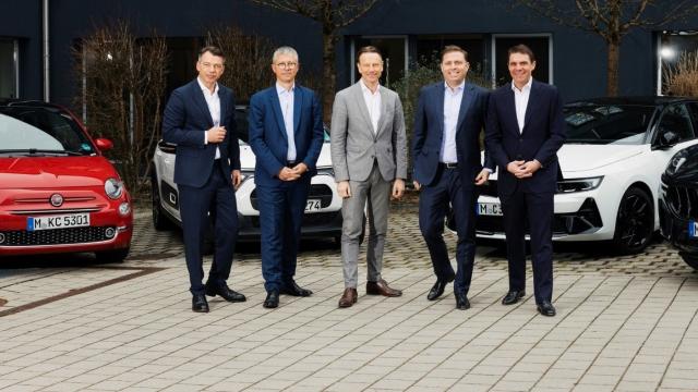 Directivos de Sixt y de Stellantis en la firma del acuerdo.