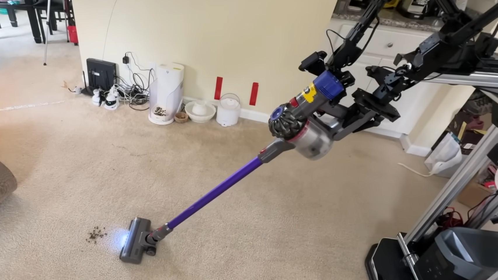 El robot pasando el aspirador.