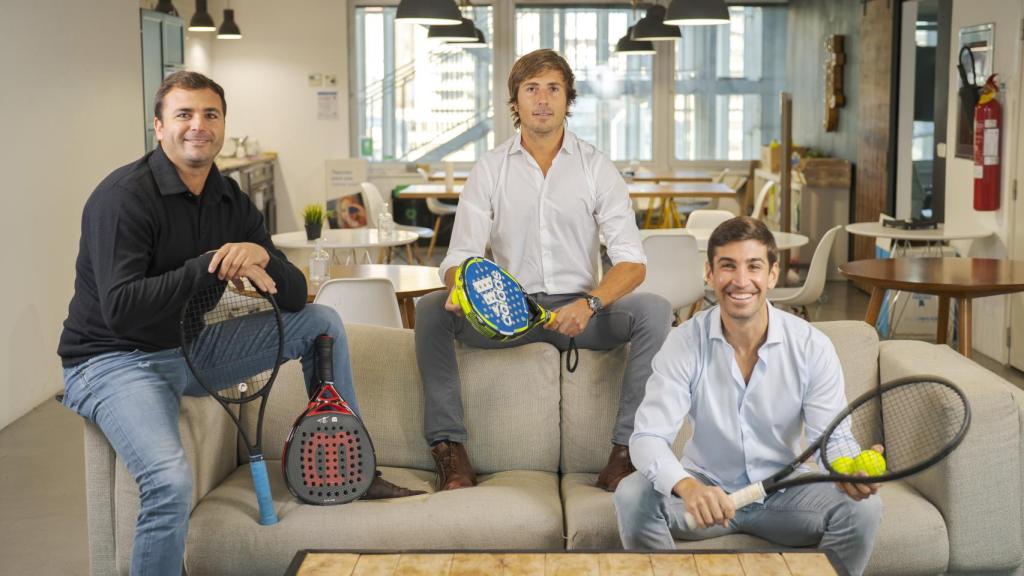 Los fundadores de Playtomic, con el malagueño Félix Ruiz en el centro.