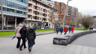 Personas paseando por Bilbao.
