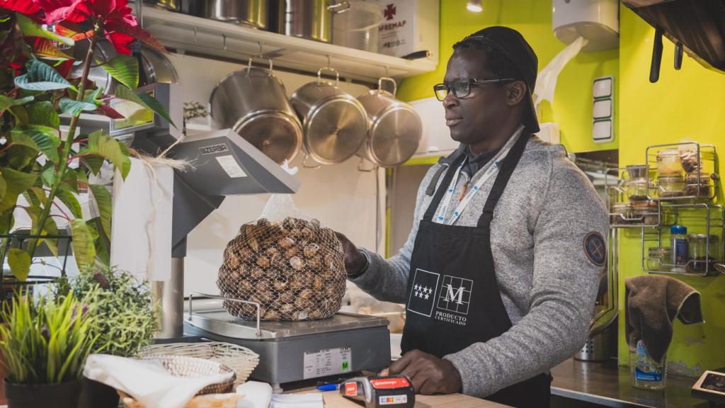 Ousmane Faye en el puesto Caracol de Cadalso en el Mercado de Vallehermoso.