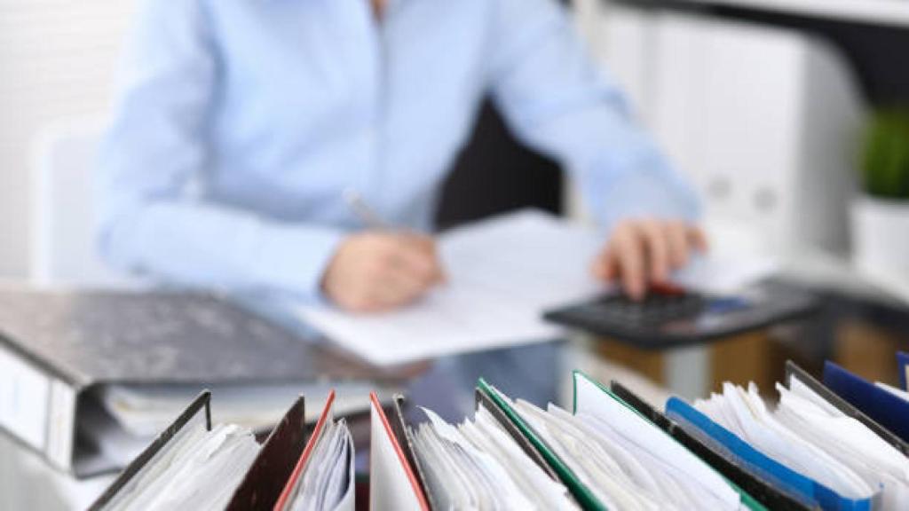 Imagen de archivo de una trabajador en una oficina.