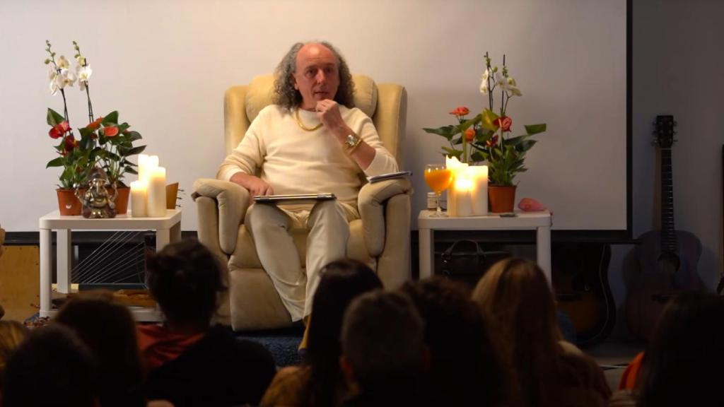 Alberto José Varela, el líder sectario que lideraba esta organización, impartiendo una charla a sus adeptos.