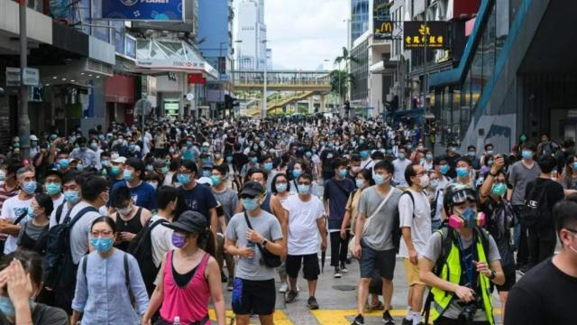 Cientos de personas caminan por las calles de Pekín, en China.