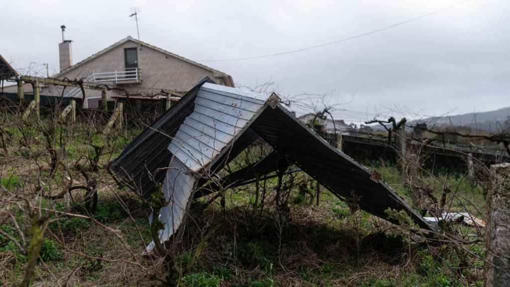 Parte de una caseta de una nave de una empresa de construcción es enviada por los fuertes vientos a un terreno próximo.