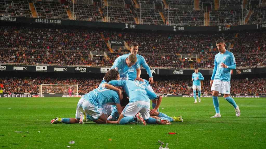 El Celta celebra su primer gol ante el Valencia.