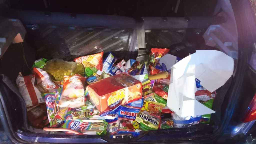 Maletero del vehículo repleto de comida robada.