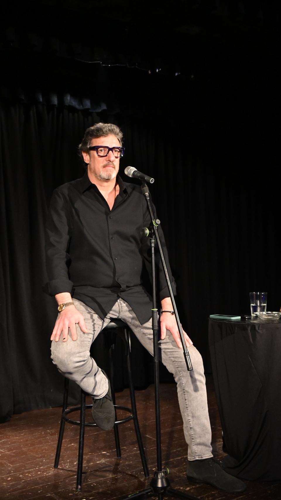 Gerard, hijo de Eugenio, sobre el escenario, donde hoy en día también cuenta chistes.
