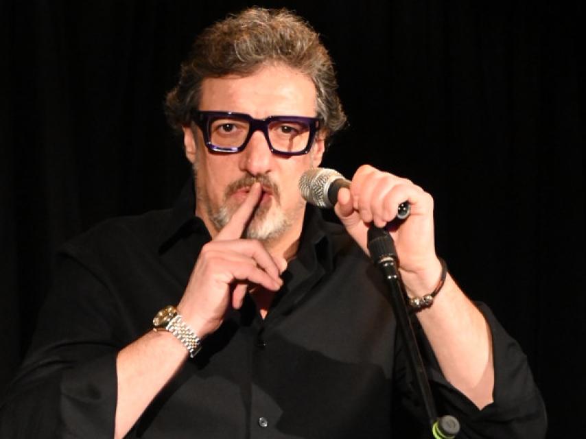 Gerard Jofra posando ante la cámara con el micrófono en mano.