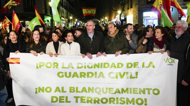 Javier Ortega Smith (c), y Rocío Monasterio (c-i) durante la concentración con motivo del estreno de la obra 'Altsasu'.