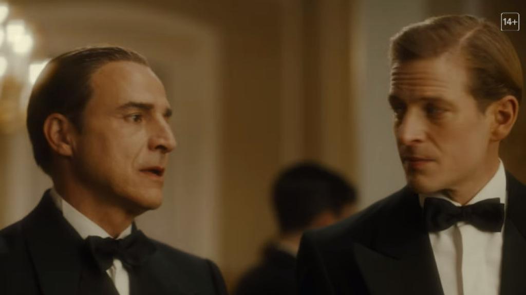 Escena de 'Cristóbal Balenciaga' que muestra al diseñador y a Wladzio juntos.