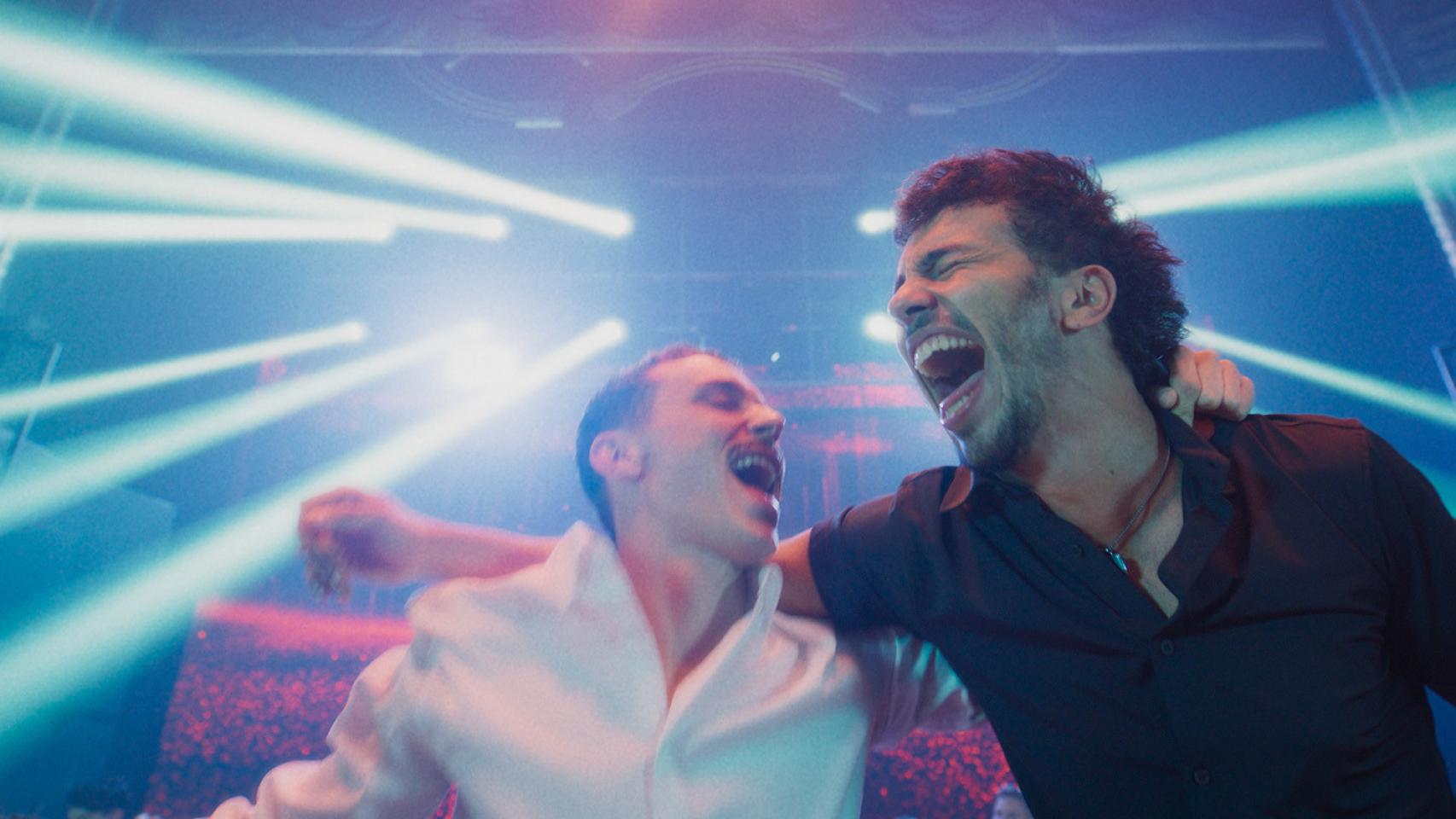 Arón Piper y Nourdin Batán se entregan a la fiesta en un momento de 'El Correo'