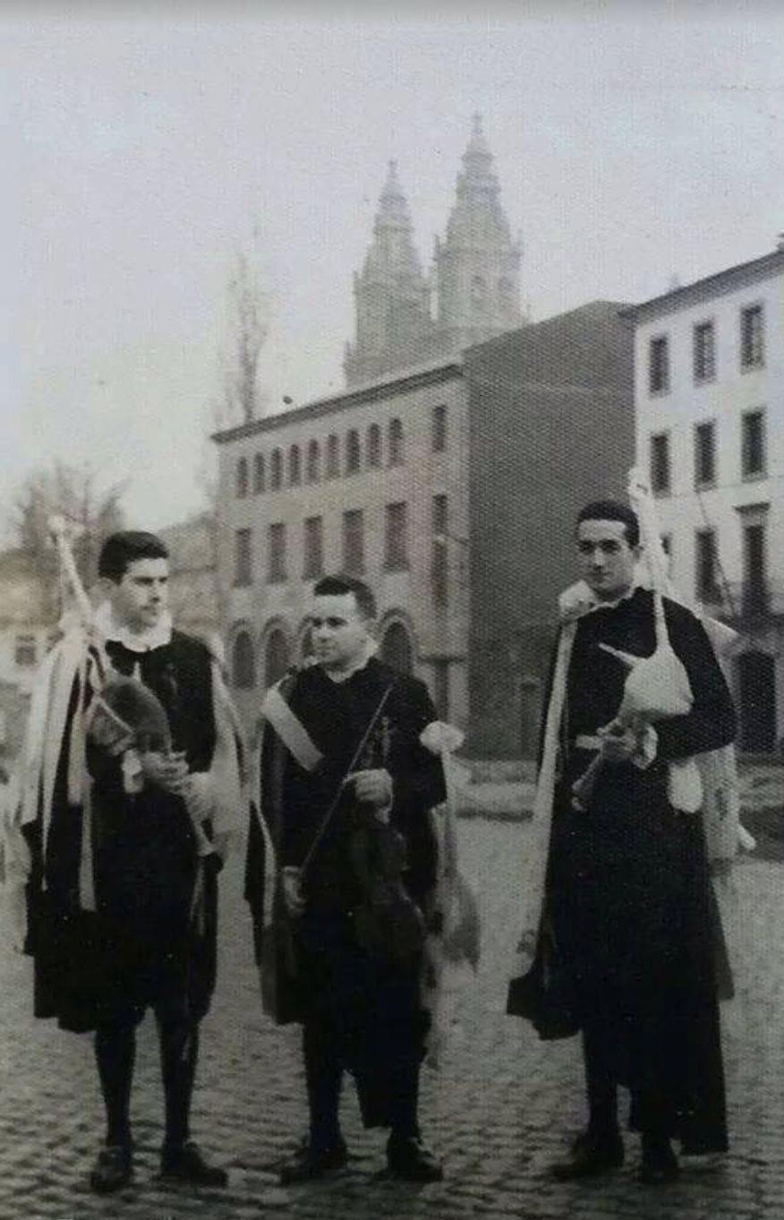 Tunos en Rodrigo de Padrón. Fuente: Facebook Mi ciudad Santiago de Compostela.