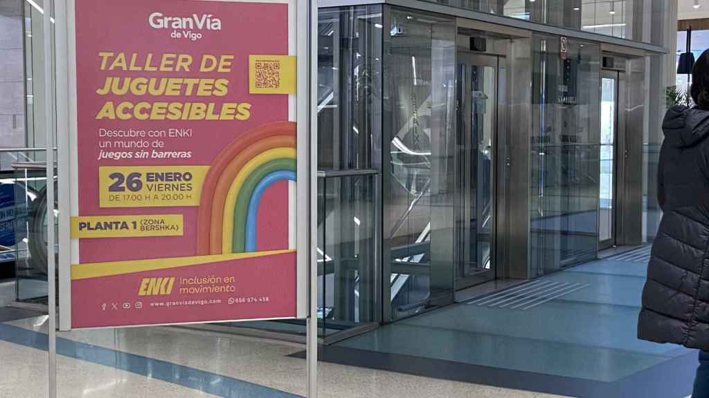 Cartel del taller en el centro comercial.