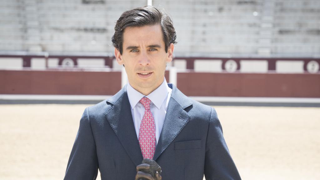 El diestro Juan Ortega Pardo recibiendo un premio en junio de 2021, en Madrid.