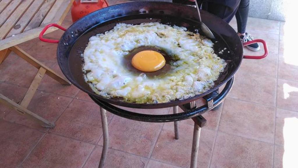 Friendo un huevo de avestruz, donde se aprecia su tamaño.