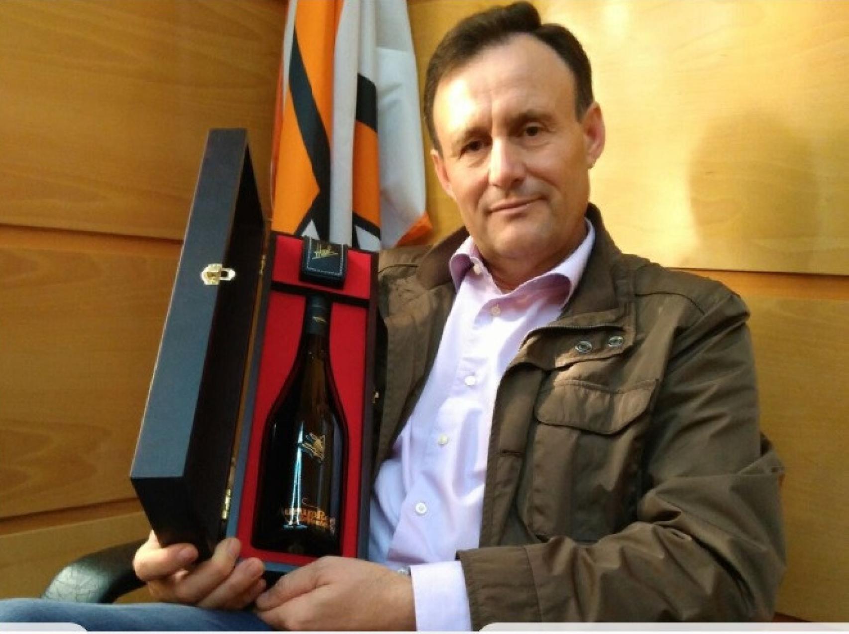 Hilario García, con una botella de AurumRed, en una imagen de archivo.