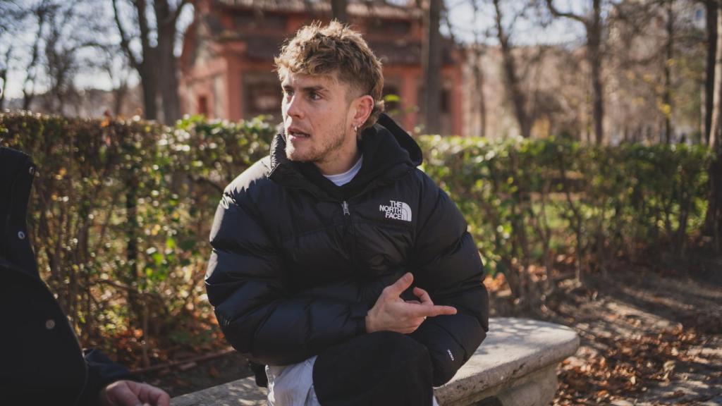 Patrick Criado en el parque del Retiro durante la entrevista con EL ESPAÑOL | Porfolio.