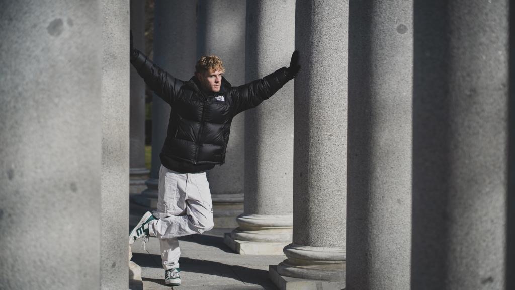 Patrick Criado en el parque del Retiro durante la entrevista con EL ESPAÑOL | Porfolio.