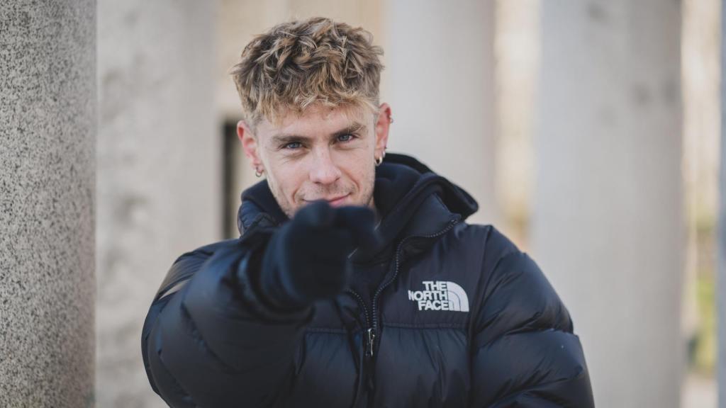 Patrick Criado durante la entrevista con EL ESPAÑOL | Porfolio en el parque del Retiro.