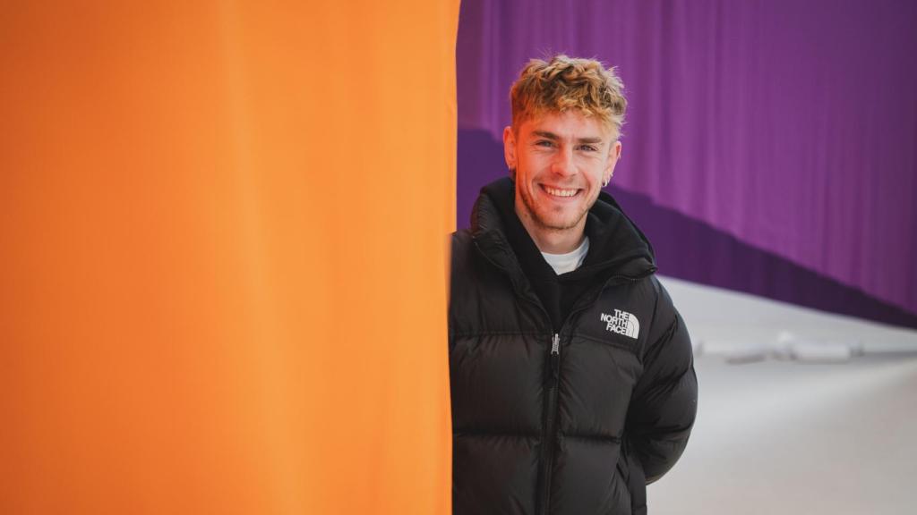 El actor Patrick Criado durante la entrevista con EL ESPAÑOL | Porfolio en el madrileño parque del Retiro.