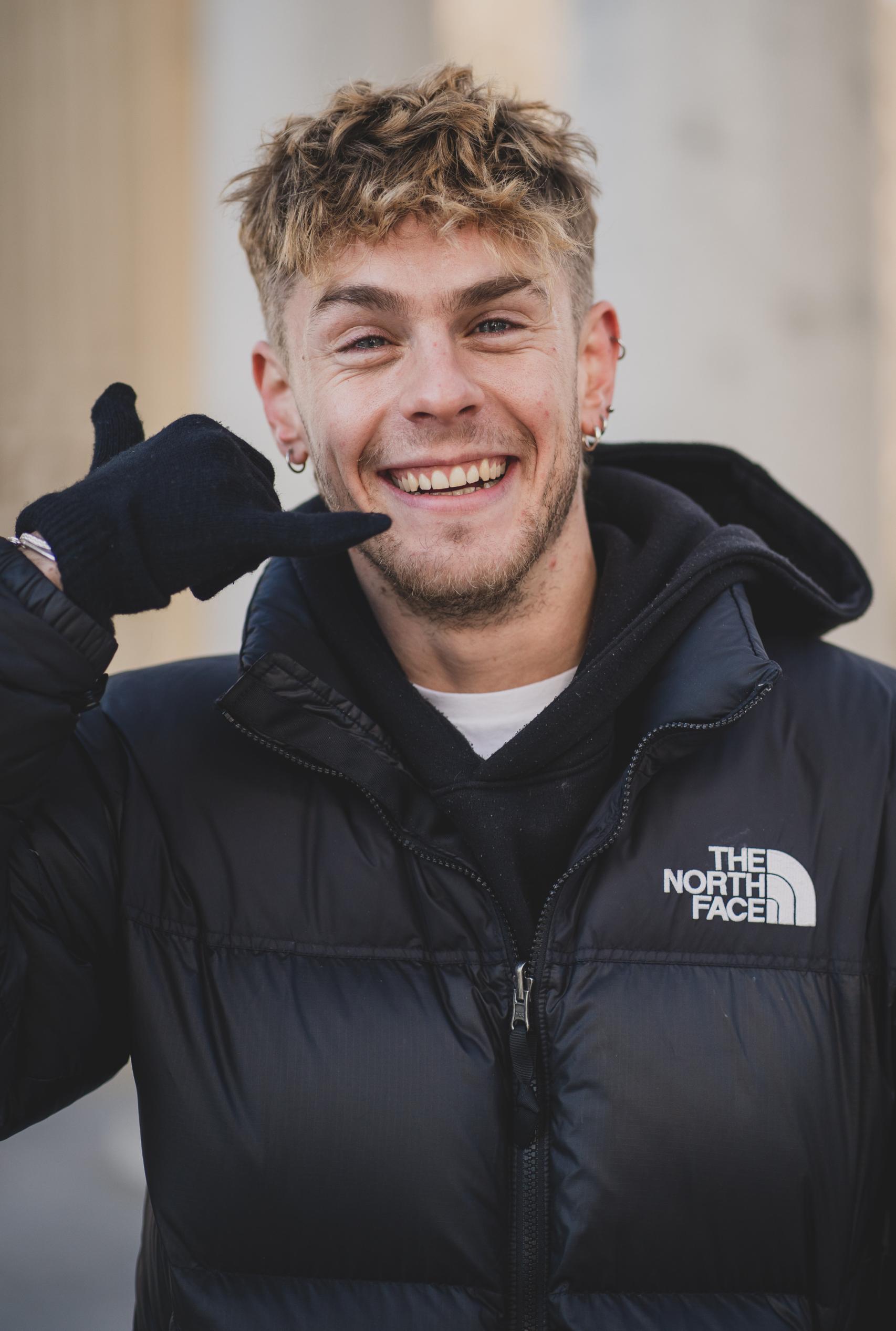 Patrick Criado durante la entrevista con EL ESPAÑOL | Porfolio en el madrileño parque del Retiro.