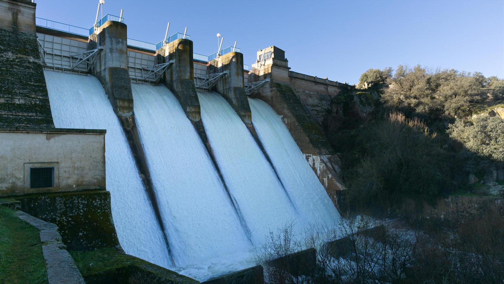 El embalse Torcón I desembalsando agua en una imagen de archivo.