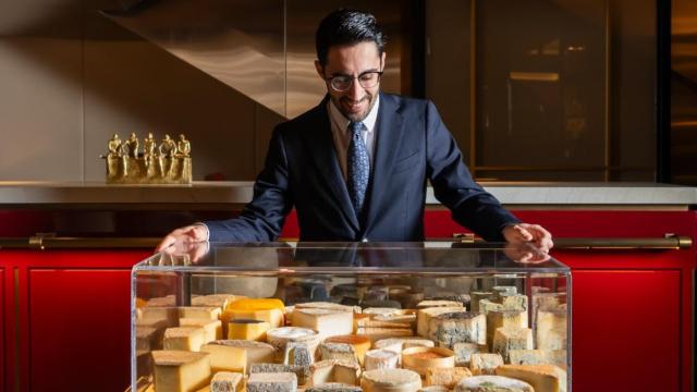 Álvaro Ocaña, fromelier, junto al carro de quesos del restaurante Saddle.
