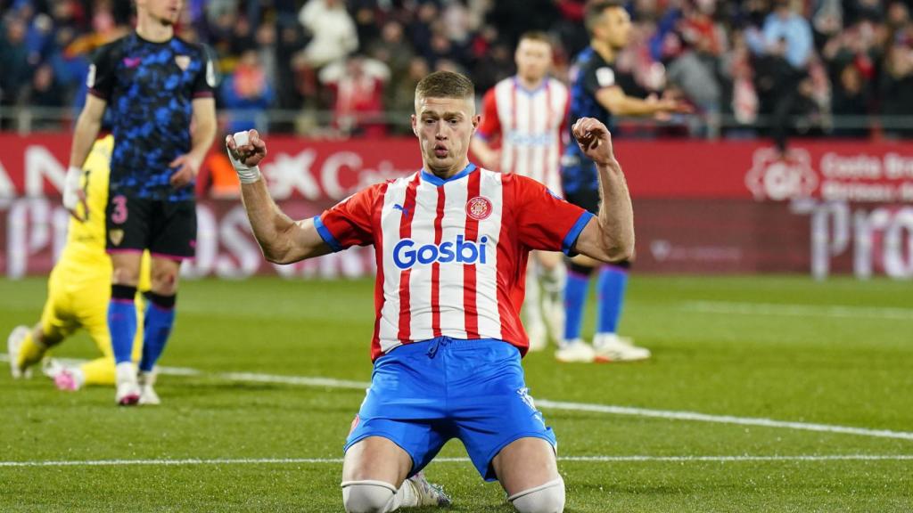 Artem Dovbyk , delantero ucraniano del Girona celebra su segundo gol al Sevilla en La Liga
