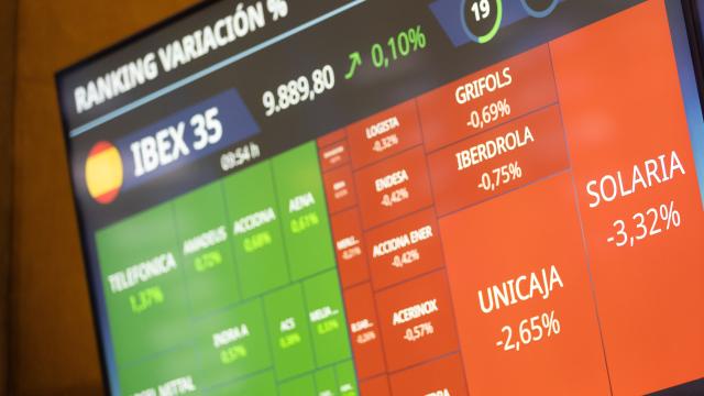 Una pantalla del Palacio de la Bolsa de Madrid muestra la cotización de varias compañías.