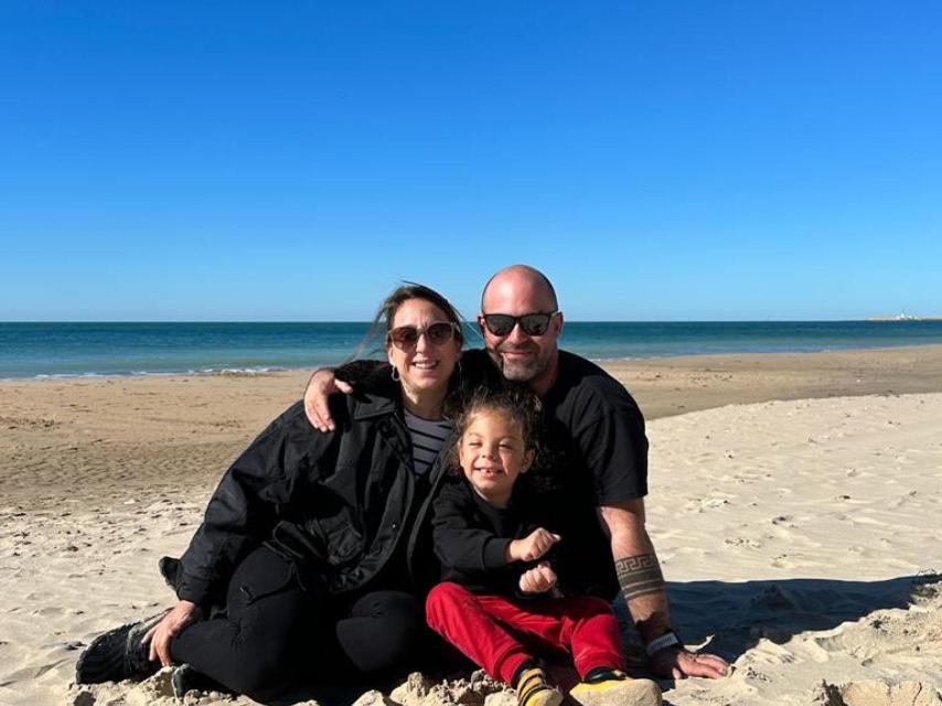 Lucía y Roberto, con su hijo en la playa.