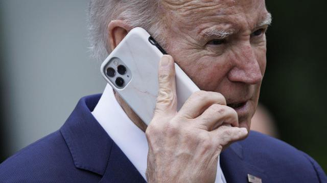 Joe Biden habla por teléfono durante un evento de la Semana Nacional de la Pequeña Empresa en 2023.