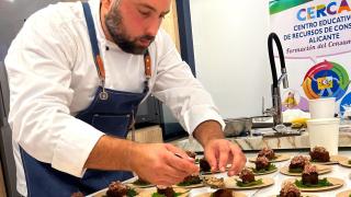 Josep Palomares, del restaurante Xiri, en una reciente exhibición de sus tapas en Alicante.