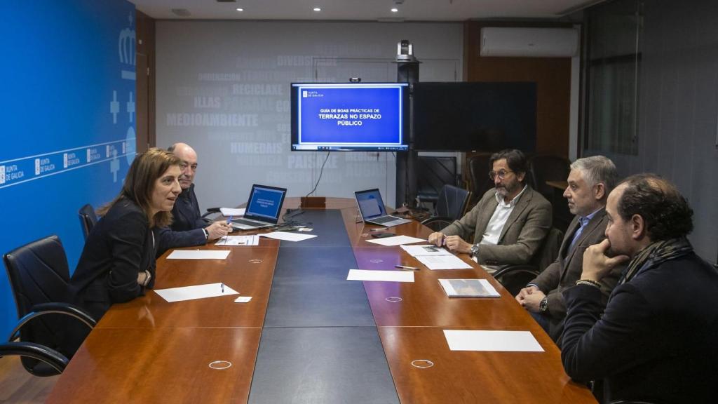 Reunión de la vicepresidenta segunda, Ángeles Vázquez, con representantes de Hijos de Rivera.