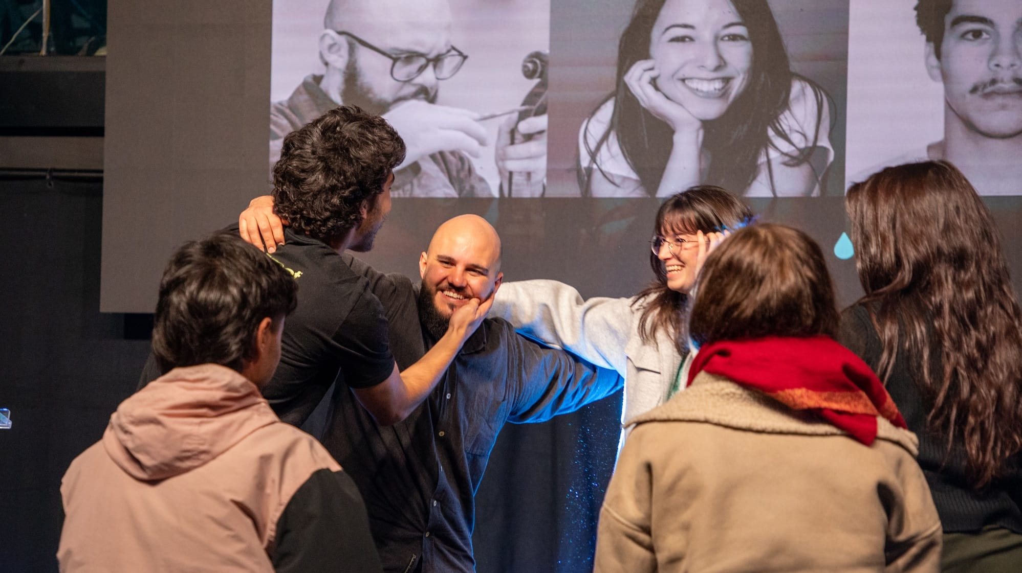 Adrián Pereiro rodeado de varios finalistas.