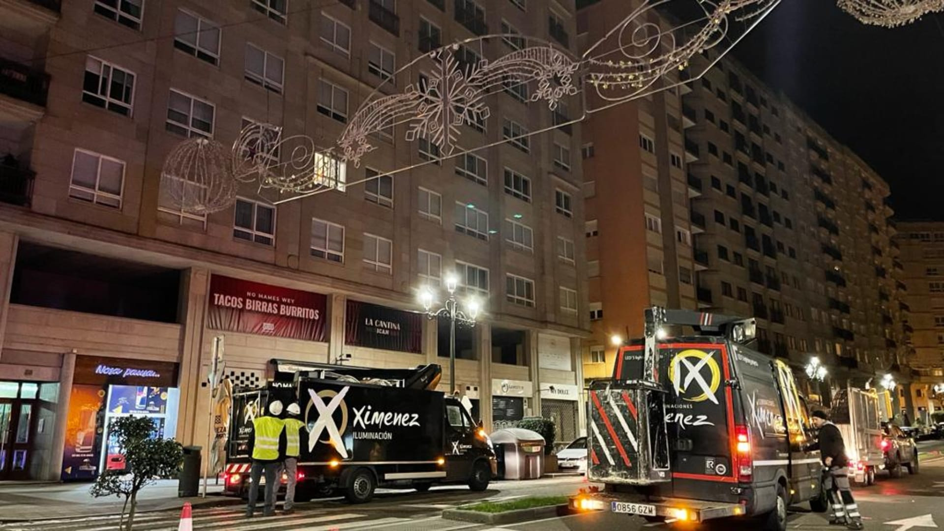 Trabajadores de Ximenez desmontando las luces de la calle Rosalía de Castro el pasado jueves de madrugada. Foto: Treintayseis