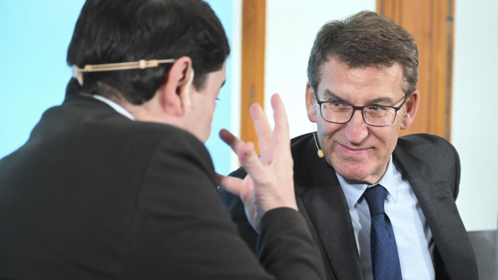 Núñez Feijóo y Alfonso Fernández Mañueco, este miércoles en León, en un coloquio sobre Educación.