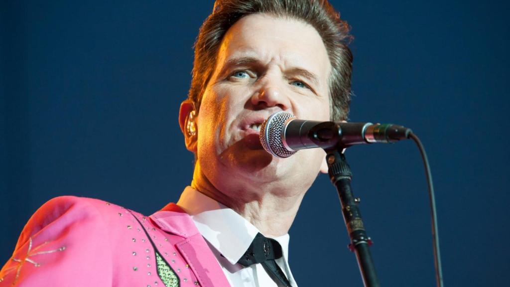 El cantante Chris Isaak durante un concierto.