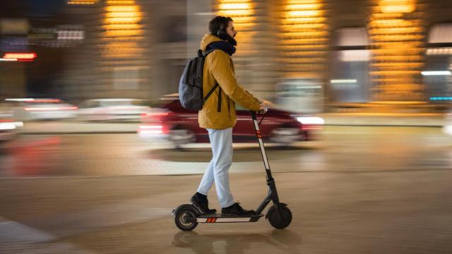 Un usuario montando en patinete eléctrico.