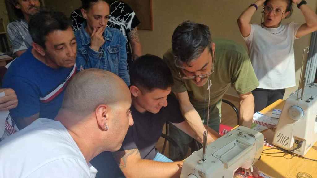 Usuarios de las viviendas de acogida de Érguete en una formación.