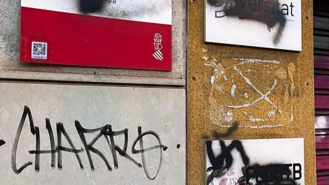 Las pintadas realizadas a la sede de Diversitat y el servicio Orienta de atención LGTBI.