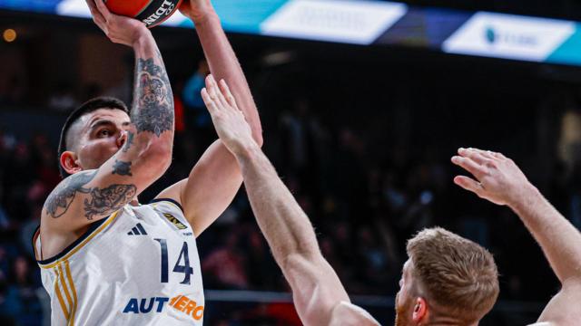 Deck ensaya un lanzamiento en el partido ante Olympiacos.