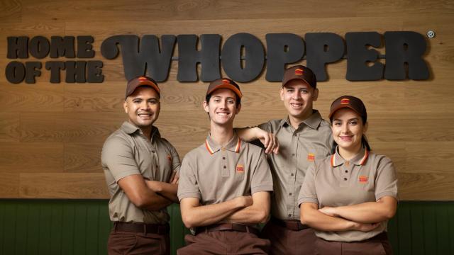 Empleados de la marca que ofrece un título universitario.