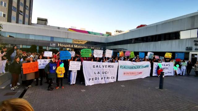 Manifestación frente al Hospital de La Paz en protesta por la situación de la UCI pediátrica.
