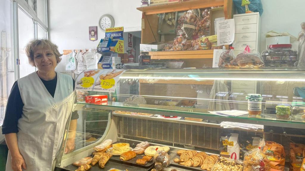 Amapola Enfadaque tras el mostrador de la tienda.