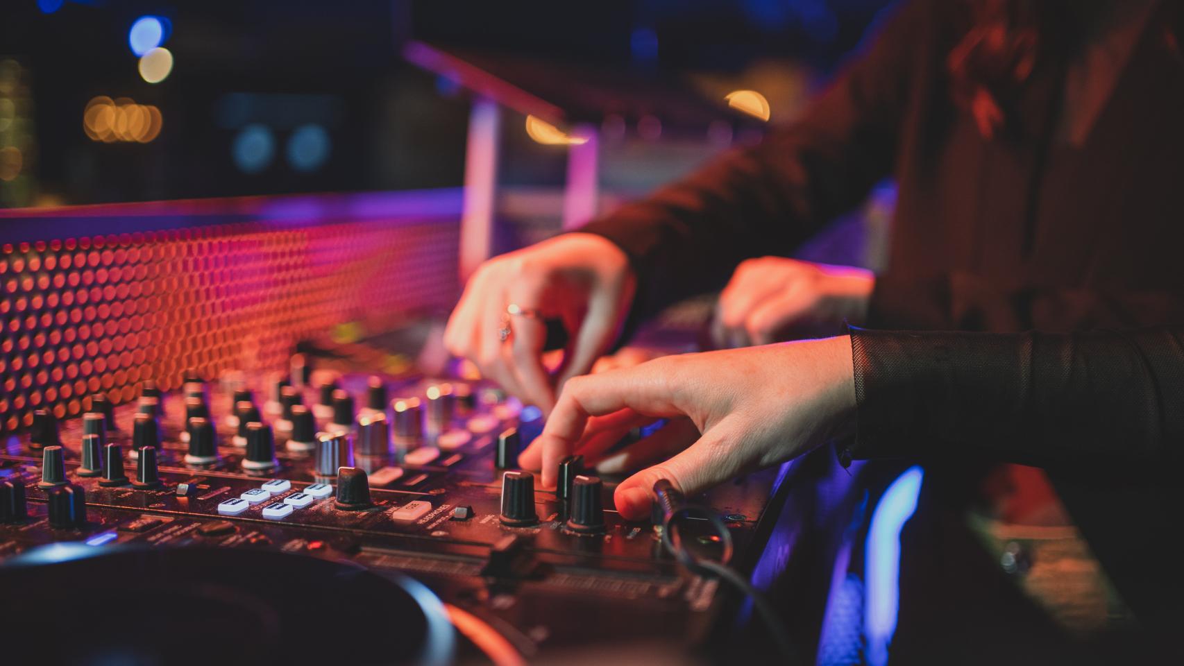 Las DJ con la mesa de mezclas.